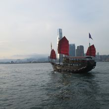 海賊船のような船が通過