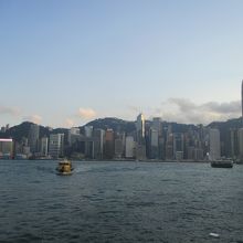 スターフェリーを降り、中環方面を見た。