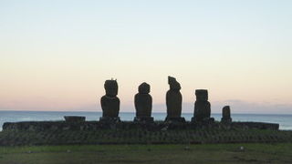 日の出に見た 5体のモアイ像