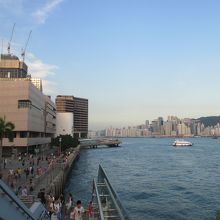 階段を降り、アベニューオブスターズへ。