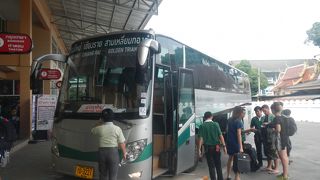 チェンライからのバスが到着