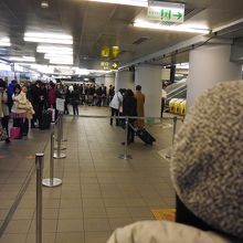 時間までプラットフォームに上がれません。