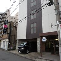 入口は川沿いに面しています。少しわかりにくかったです。