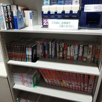 ロビー階の書棚。漫画本など客室への本の貸し出しＯＫ。