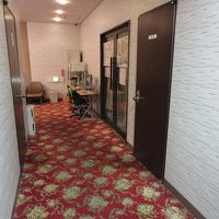 フロント近くにＰＣ設置2台あり。