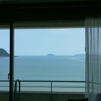 部屋からの景色。バルコニーが下がっていて部屋からの景色を遮り