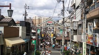 日暮里駅北口の西側にある下町風情溢れる商店街～一部の肉店ではコロッケを買うための行列あり～