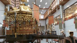 巫女さんが案内