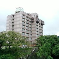 川のほとりに建つホテル。バスセンターから４分くらい。