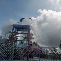 子供用の滑り台付き遊具。さらに長い滑り台もあります。