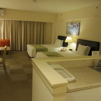 ミニキッチンが付いています。炊飯器、ホットプレートもあります