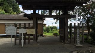 扉と太い柱はオリジナル