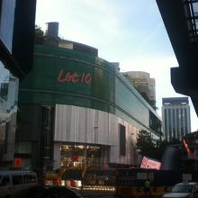 スルタン・イスマイル通りからブキッ・ビンタン駅方面をのぞむ