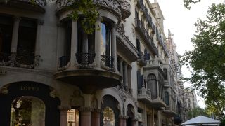 モデルニスモを代表する三人の建築家の建物を横並びで見比べることができます 