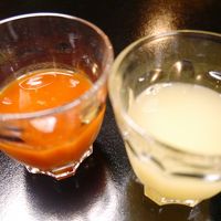 左・トマトジュース、右・リンゴジュース