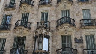 ガウディが初めて手掛けた共同住宅はおとなしめ