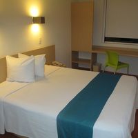 部屋はちょっとせまい。