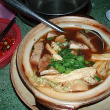 漢方で煮込まれた豚肉