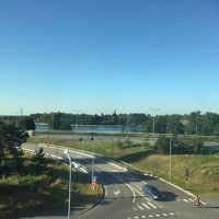 部屋からの眺め。高速道路の向こう側に公園がみえます