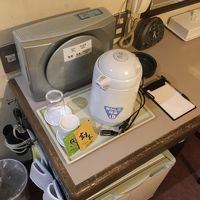 空気清浄機と大きいポットがありました。