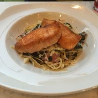 １階レストランサーモンのパスタ。ボリュームあって美味しい