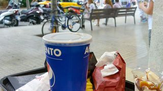 サクラダ・ファミリアを眺めながらケンタッキー