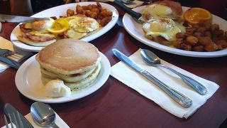 ワイキキビーチをみながらの贅沢朝食