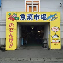 入口です。中は暗めです