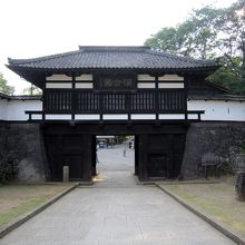 城外側から見た小諸城三の門