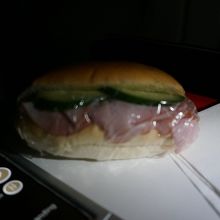 夜食はサンドイッチです