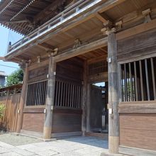 鎌倉駅の反対側から入るところにこの門があります