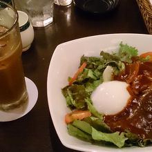 ロコモコ丼とアイスコーヒーのセットで1100円くらい