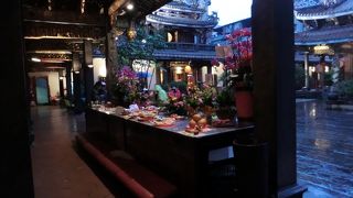 お寺はきらびやかに