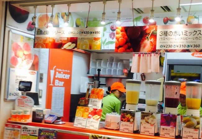 改札前のジュースバー