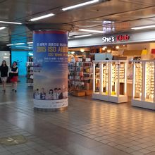 改札前、店舗が並んでます。