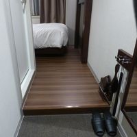 扉を開けると玄関（靴を脱ぐ場所）が！