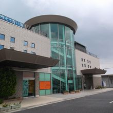 隣にはレストランなどの施設もあります。