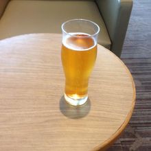 ビールは自分でいれる生ビールです。