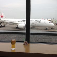 飛行機を見ながら、冷たいビールをいただきました。