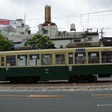 店の前を市電が走ってます！