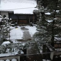 お寺の前です