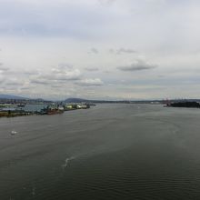 右がバンクーバー市街です