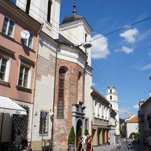 向こうに聖ヨハネ教会の鐘楼が見える