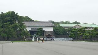 宮内庁への出入口となっている門