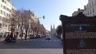 旧港に繋がるメイン通り