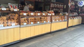 煎餅と達磨を販売