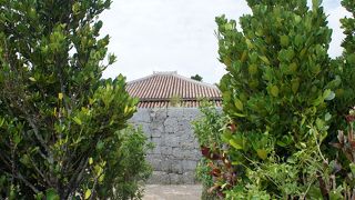 赤瓦が美しい格式高い家