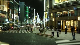 銀座のにぎやかな中央通りのきれいな夜景