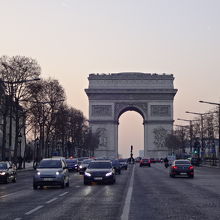 横断歩道から凱旋門