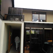 駐車場の奥に入口